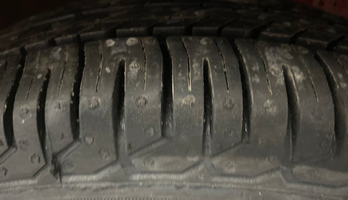 2014 Hyundai Eon ERA +, Petrol, Manual, 1,07,846 km, Right Front Tyre Tread