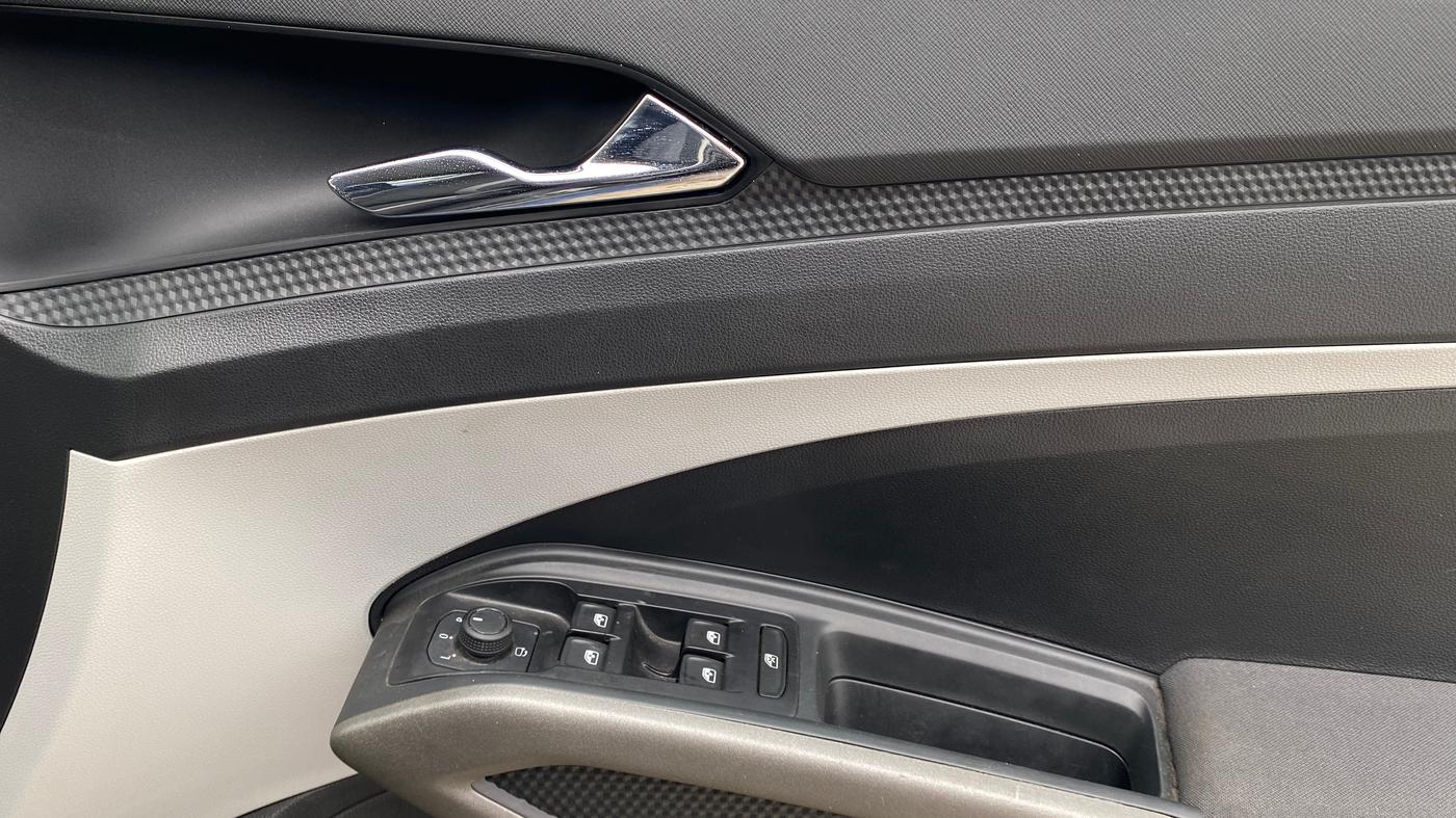 2025 Skoda Kylaq Signature Plus AT, Petrol, Automatic, 7,274 km, Driver Side Door Panels Control