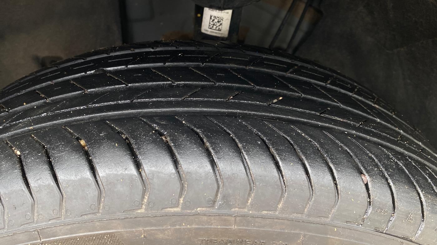 2025 Skoda Kylaq Signature Plus AT, Petrol, Automatic, 7,274 km, Left Front Tyre Tread