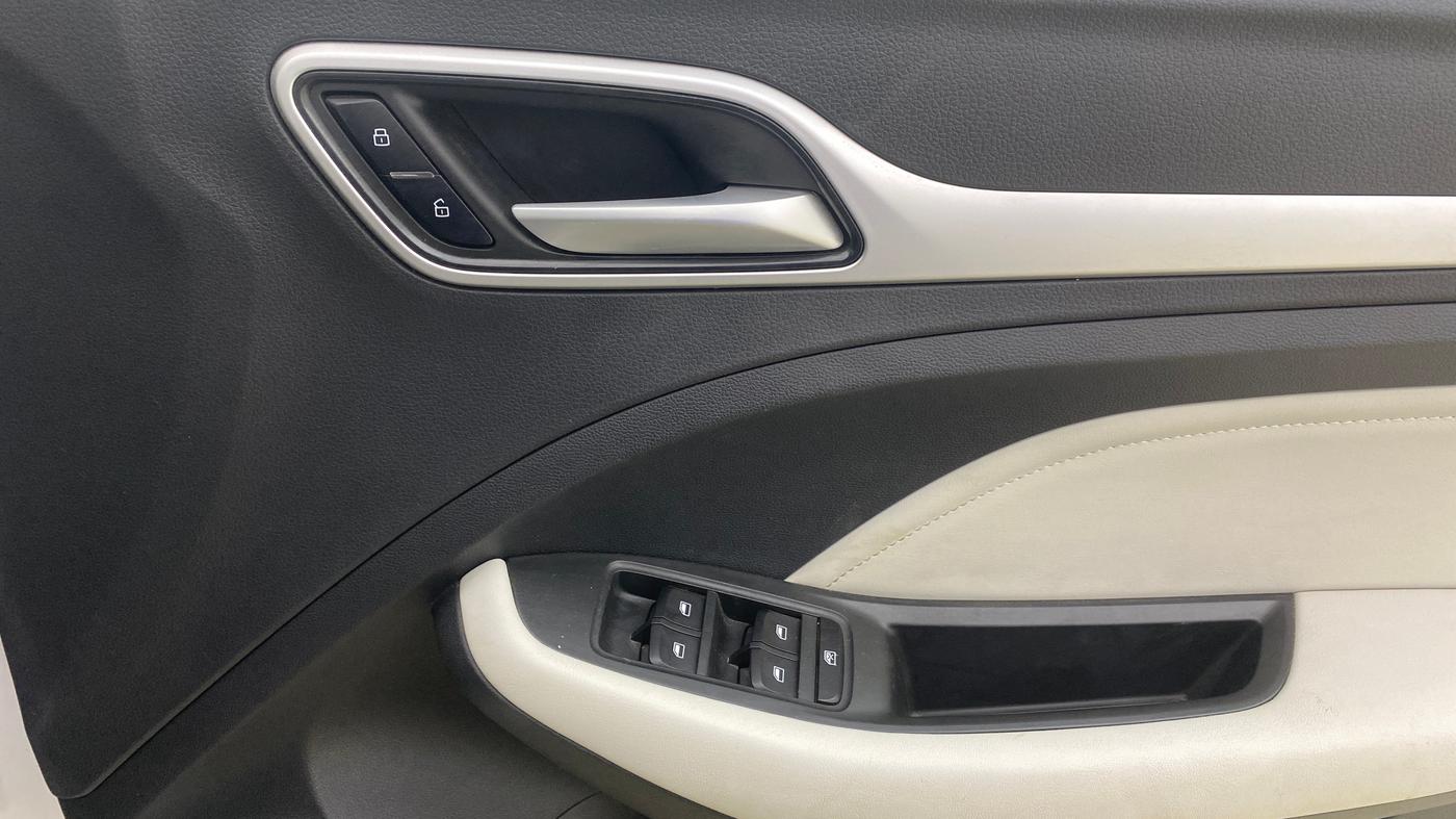 2024 MG ASTOR Sprint 1.5 MT (Ivory), Petrol, Manual, 23,670 km, Driver Side Door Panels Control