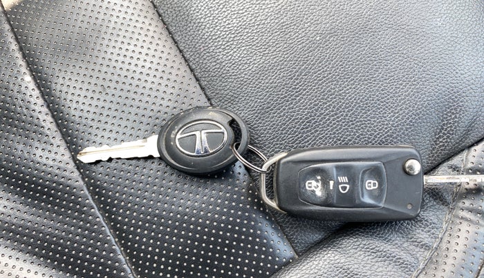 2017 Tata Tiago XT PETROL, Petrol, Manual, 26,307 km, Key Close Up