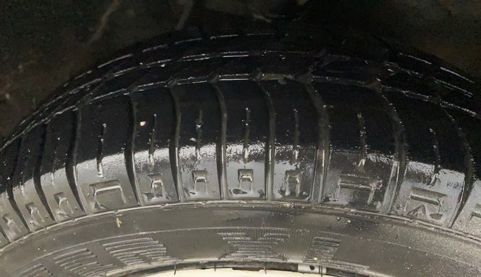 2016 Maruti Alto 800 LXI, Petrol, Manual, 27,024 km, Right Front Tyre Tread