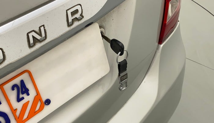 2017 Maruti Wagon R 1.0 LXI CNG, CNG, Manual, 98,707 km, Lock system - Boot door not opening through lever