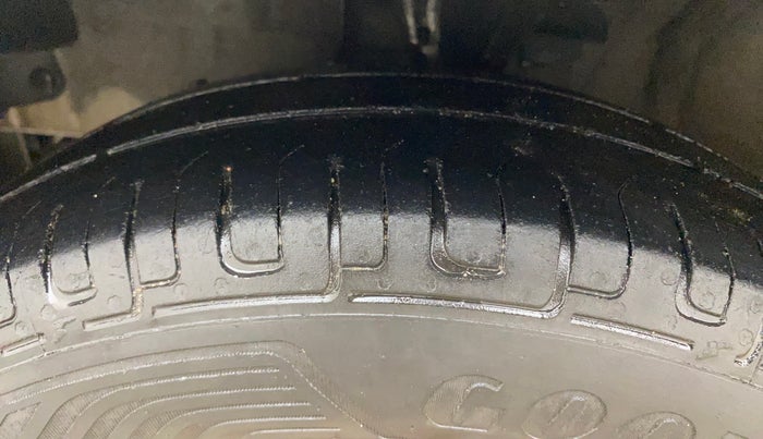 2014 Hyundai i10 SPORTZ 1.1, Petrol, Manual, 1,11,771 km, Left Front Tyre Tread