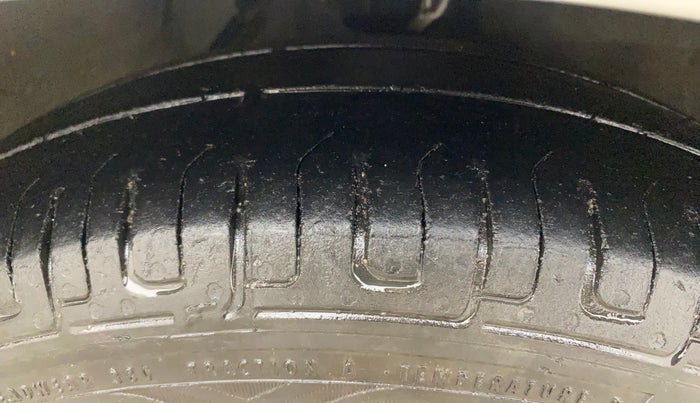 2014 Hyundai i10 SPORTZ 1.1, Petrol, Manual, 1,11,771 km, Right Front Tyre Tread