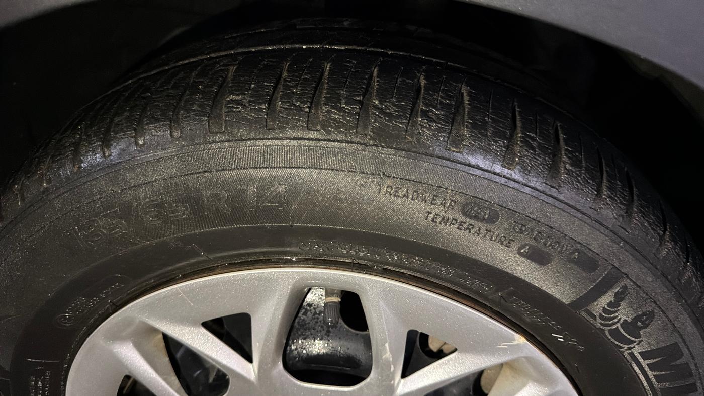 2016 Ford Figo Aspire AMBIENTE 1.2 PETROL, Petrol, Manual, 75,718 km, Right Front Tyre Tread