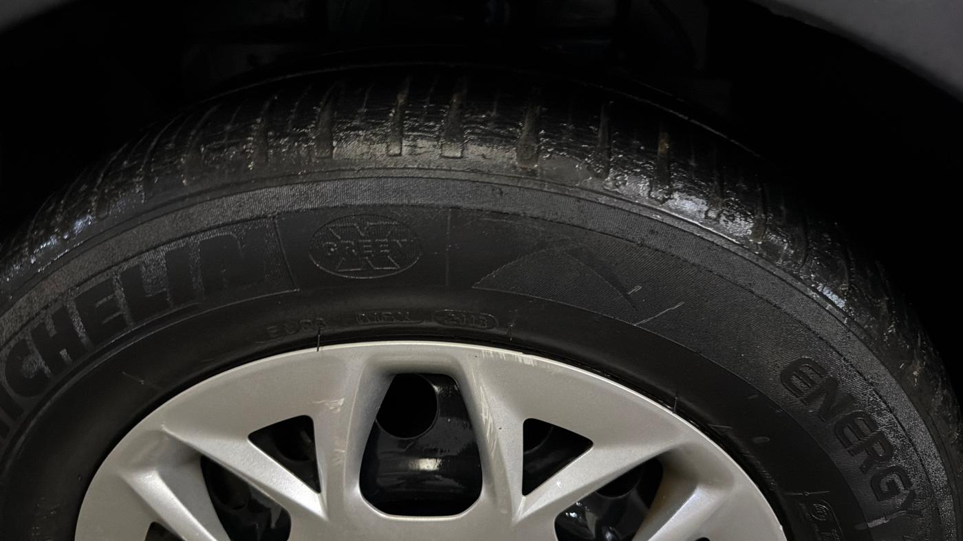 2016 Ford Figo Aspire AMBIENTE 1.2 PETROL, Petrol, Manual, 75,718 km, Left Front Tyre Tread