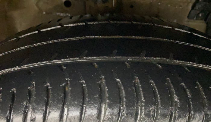 2015 Maruti Swift LXI, Petrol, Manual, 49,628 km, Right Front Tyre Tread
