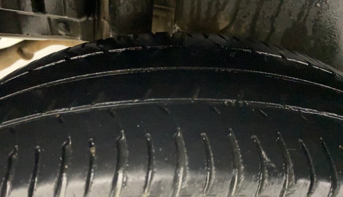 2015 Maruti Swift LXI, Petrol, Manual, 49,628 km, Right Rear Tyre Tread