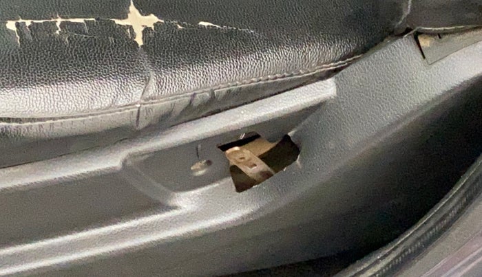 2016 Hyundai Eon ERA +, Petrol, Manual, 99,837 km, Front left seat (passenger seat) - Folding lever cover has minor damage