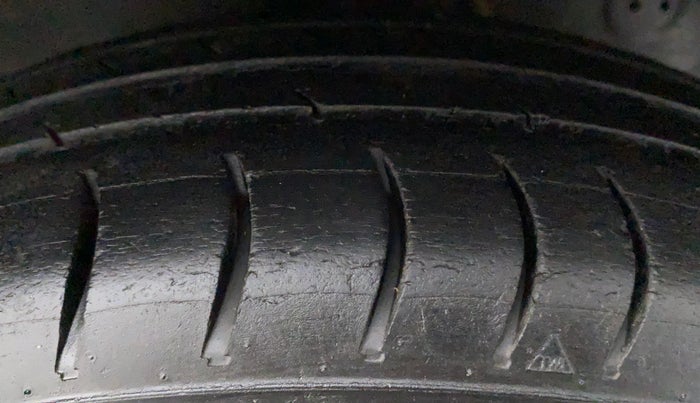 2016 Hyundai Eon ERA +, Petrol, Manual, 99,837 km, Right Front Tyre Tread