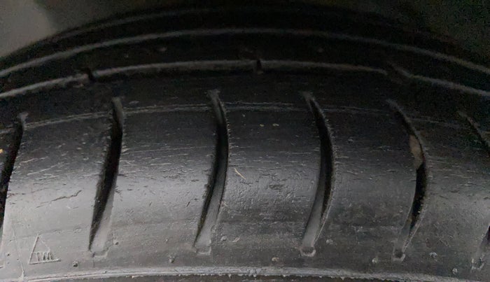 2016 Hyundai Eon ERA +, Petrol, Manual, 99,837 km, Left Front Tyre Tread