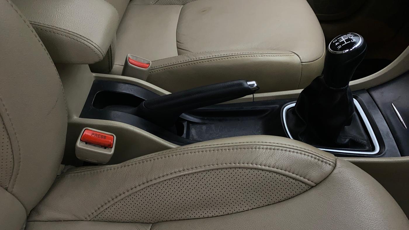 2016 Maruti Ciaz ZXI+, Petrol, Manual, 80,506 km, Gear Lever