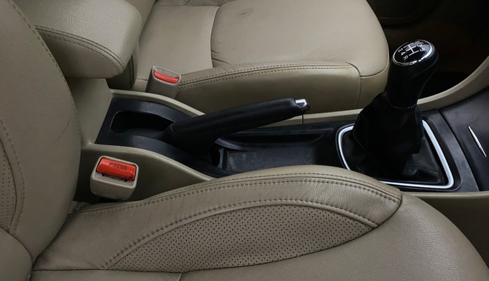 2016 Maruti Ciaz ZXI+, Petrol, Manual, 80,506 km, Gear Lever