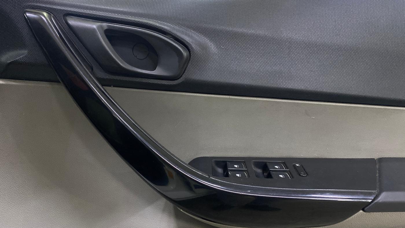 2017 Tata Tiago XT PETROL, Petrol, Manual, 30,765 km, Driver Side Door Panels Control