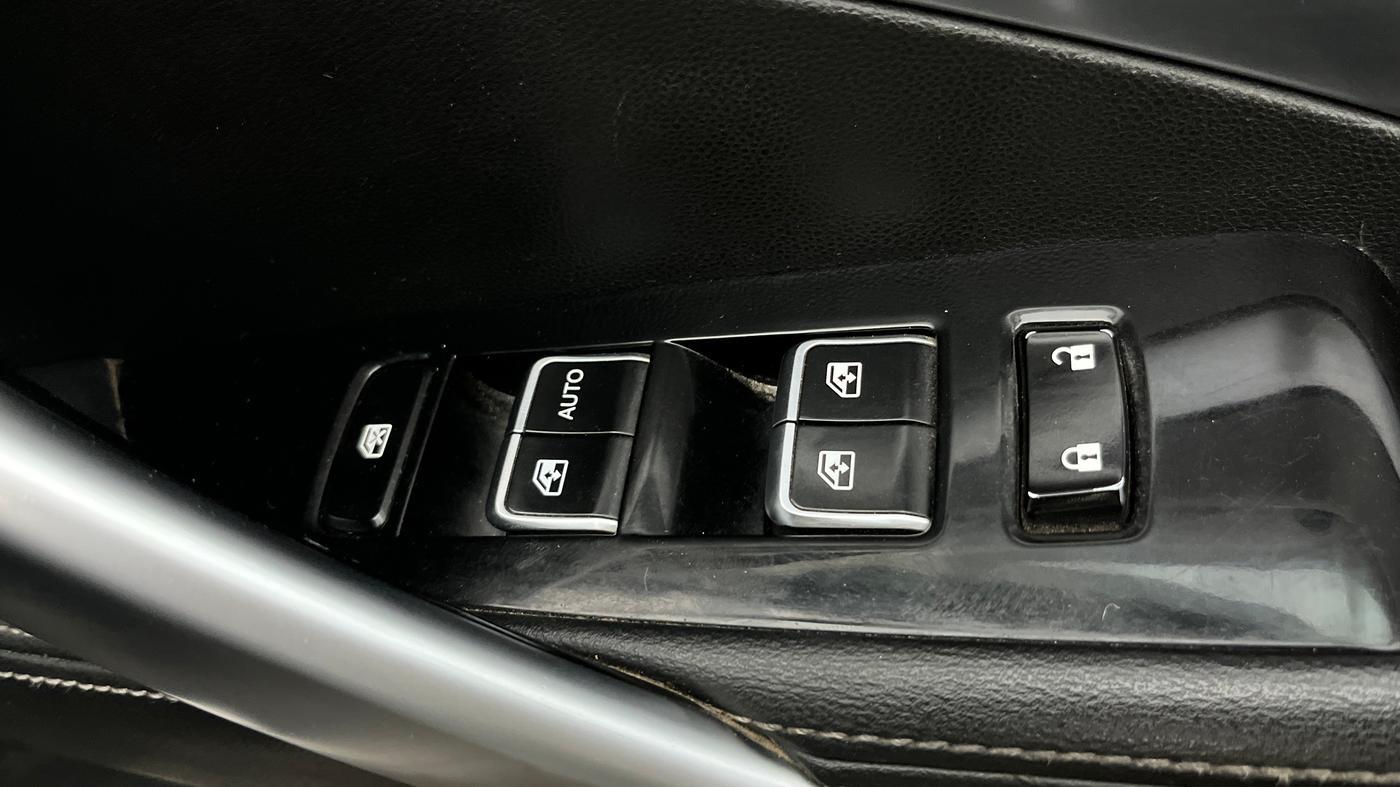 2020 MG HECTOR SHARP HYBRID 1.5 PETROL, Petrol, Manual, 1,04,583 km, Driver Side Door Panels Control
