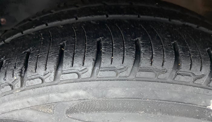 2016 Mahindra Kuv100 K4+ 6 STR, Petrol, Manual, 14,747 km, Left Front Tyre Tread