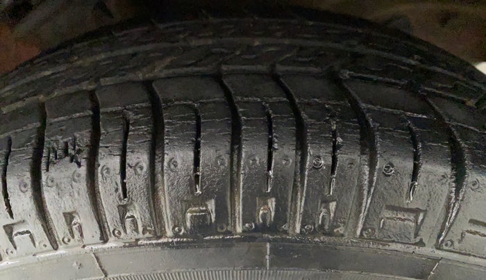 2015 Maruti Alto 800 LXI CNG, CNG, Manual, 31,729 km, Left Front Tyre Tread