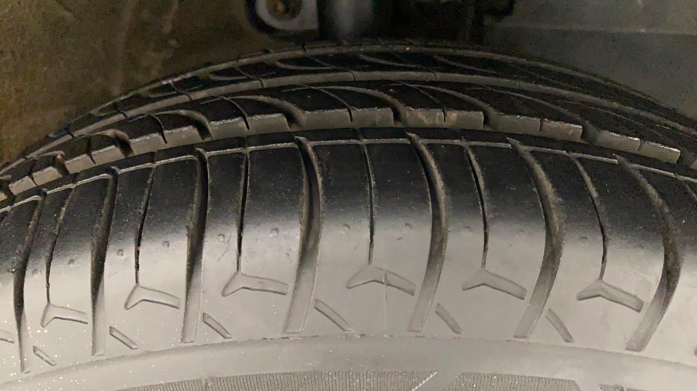2016 Mahindra Kuv100 K8 D 6 STR, Diesel, Manual, 75,661 km, Right Front Tyre Tread