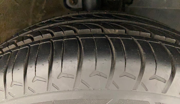 2016 Mahindra Kuv100 K8 D 6 STR, Diesel, Manual, 75,661 km, Right Front Tyre Tread