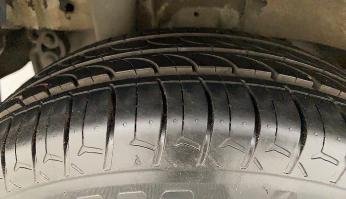 2016 Mahindra Kuv100 K8 D 6 STR, Diesel, Manual, 75,661 km, Right Rear Tyre Tread