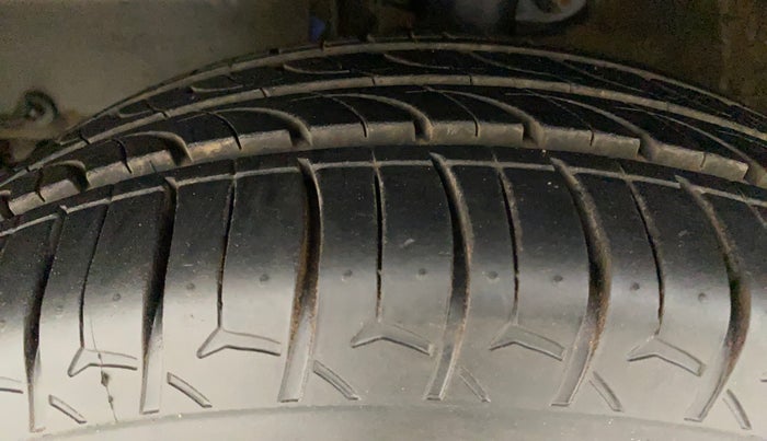 2016 Mahindra Kuv100 K8 D 6 STR, Diesel, Manual, 75,661 km, Left Front Tyre Tread