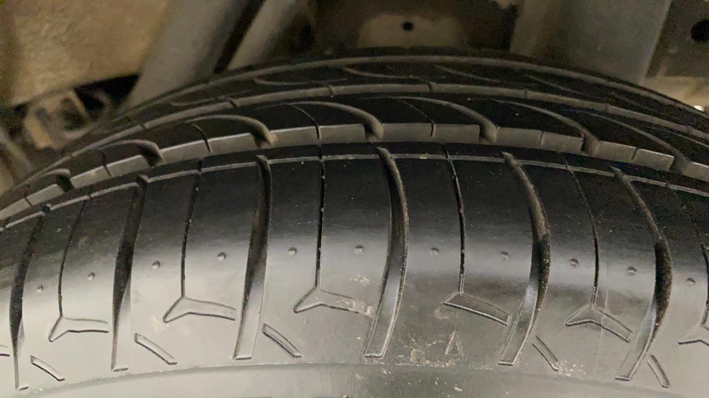 2016 Mahindra Kuv100 K8 D 6 STR, Diesel, Manual, 75,661 km, Left Rear Tyre Tread