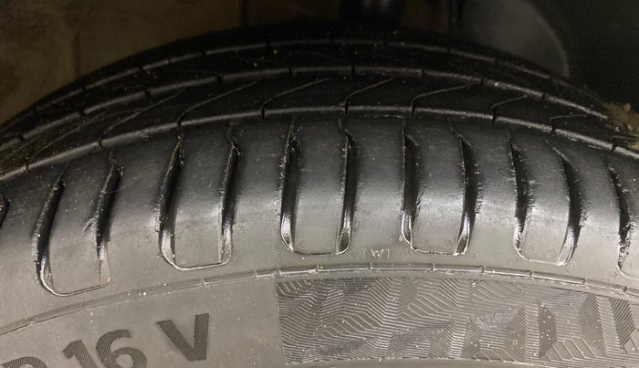 2021 Hyundai NEW I20 ASTA (O) 1.2 MT, Petrol, Manual, 87,249 km, Right Front Tyre Tread