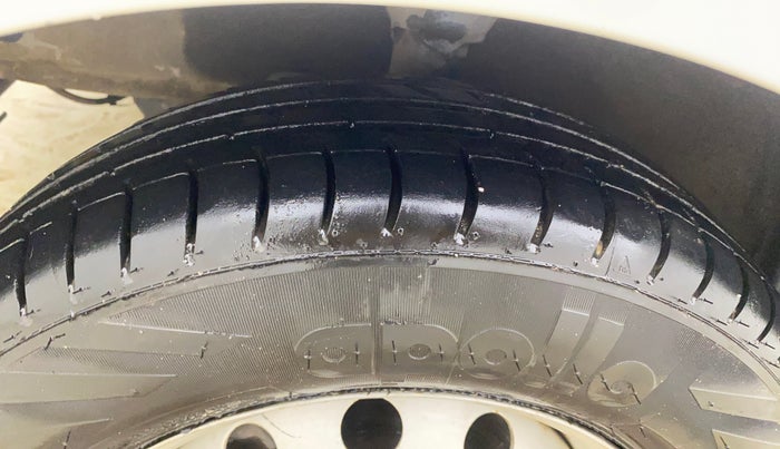 2014 Hyundai Eon ERA +, Petrol, Manual, 97,806 km, Left Front Tyre Tread