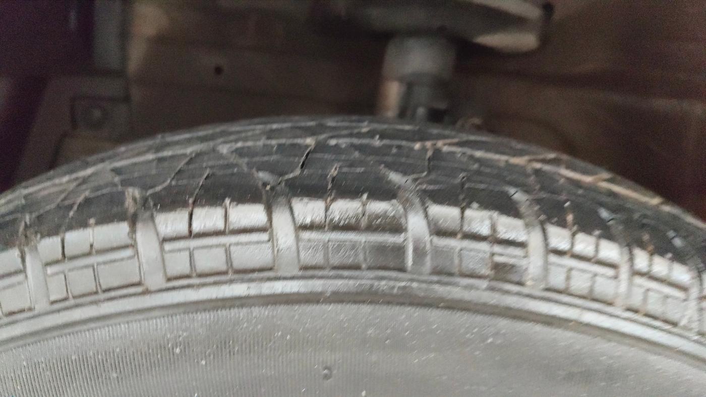2015 Maruti Swift VXI, Petrol, Manual, 55,143 km, Left Front Tyre Tread