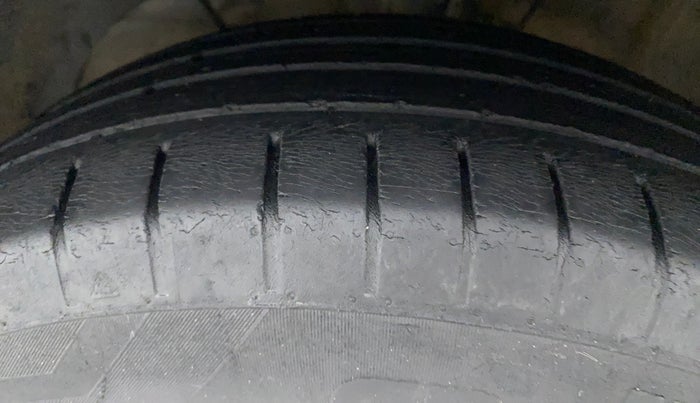 2018 Maruti Swift ZXI, Petrol, Manual, 60,837 km, Left Front Tyre Tread