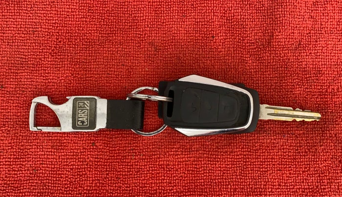 2016 Mahindra Kuv100 K6 5 STR, Petrol, Manual, 48,688 km, Key Close Up