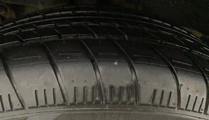 2016 Mahindra Kuv100 K6 5 STR, Petrol, Manual, 48,688 km, Right Rear Tyre Tread