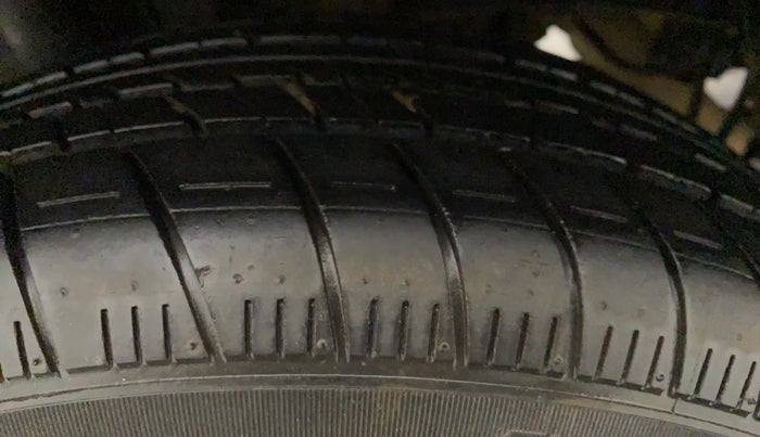 2016 Mahindra Kuv100 K6 5 STR, Petrol, Manual, 48,688 km, Right Front Tyre Tread