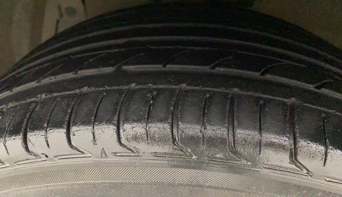 2017 Maruti Ciaz ALPHA 1.4 PETROL, Petrol, Manual, 1,04,234 km, Left Front Tyre Tread