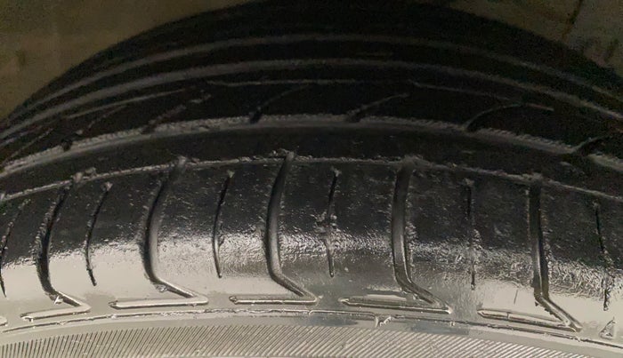 2017 Maruti Ciaz ALPHA 1.4 PETROL, Petrol, Manual, 1,04,234 km, Right Front Tyre Tread