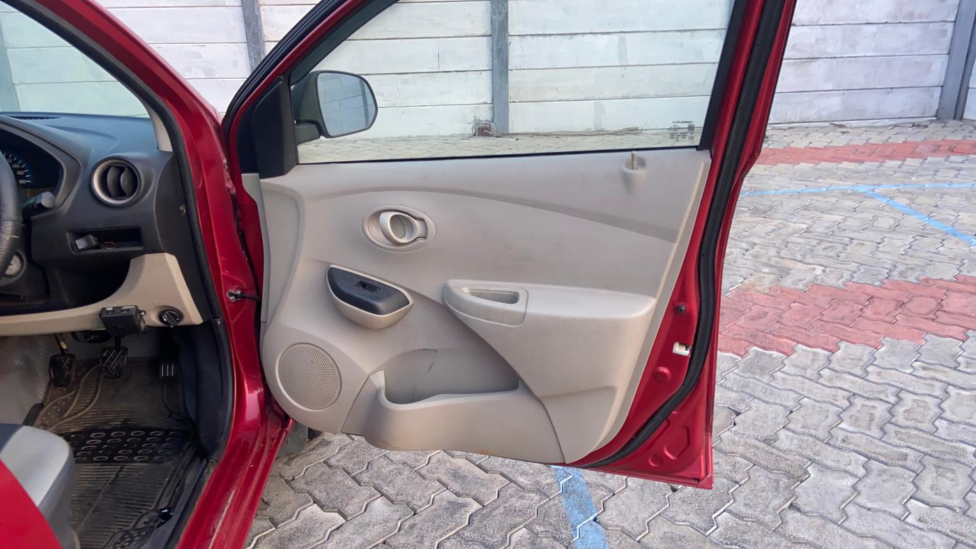 2018 Datsun Go T, Petrol, Manual, 86,045 km, Driver Side Door Panels Control