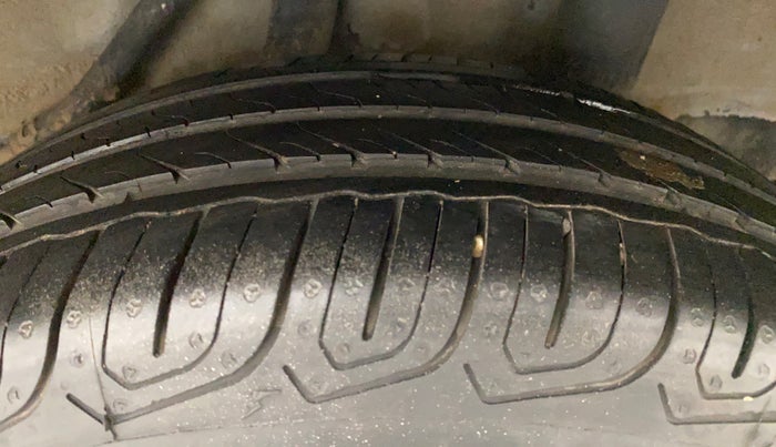 2015 Honda Brio VX MT, Petrol, Manual, 79,825 km, Left Rear Tyre Tread