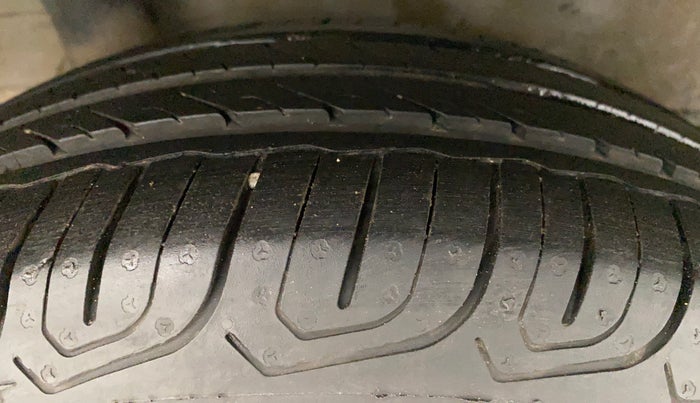 2015 Honda Brio VX MT, Petrol, Manual, 79,825 km, Right Rear Tyre Tread