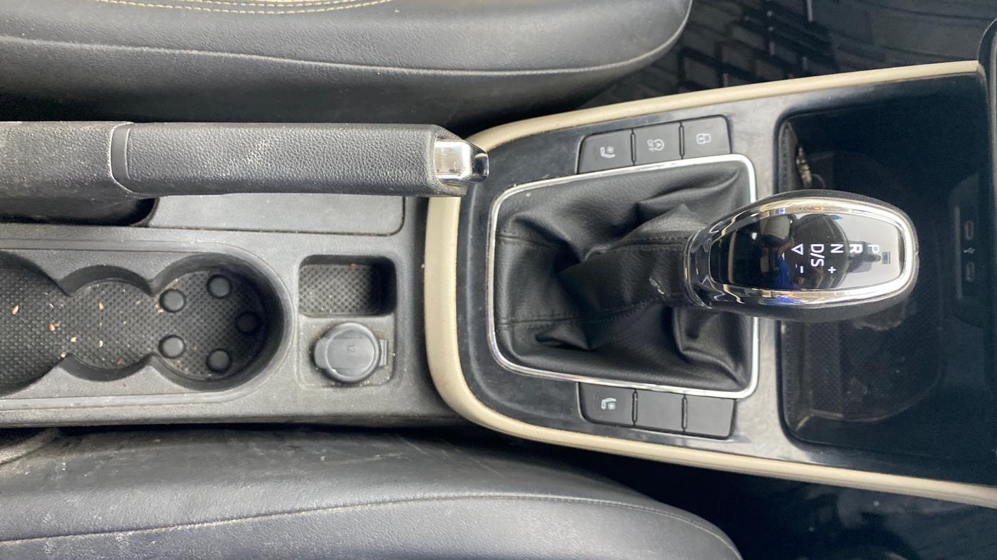 2023 Skoda SLAVIA STYLE 1.0L TSI AT, Petrol, Automatic, 89,819 km, Gear Lever