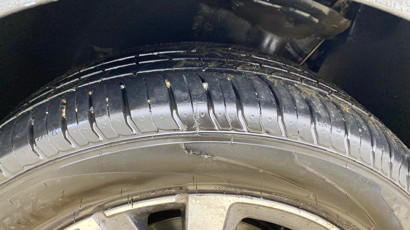 2023 Skoda SLAVIA STYLE 1.0L TSI AT, Petrol, Automatic, 89,819 km, Left Front Tyre Tread