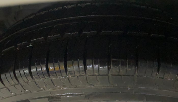 2016 Maruti Swift Dzire VXI, Petrol, Manual, 70,589 km, Left Front Tyre Tread