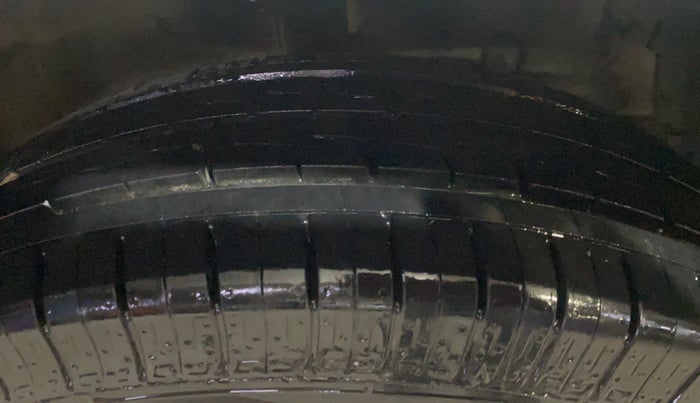 2016 Maruti Swift Dzire VXI, Petrol, Manual, 70,589 km, Right Front Tyre Tread