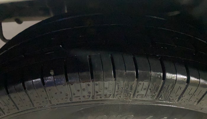 2016 Maruti Swift Dzire VXI, Petrol, Manual, 70,589 km, Right Rear Tyre Tread