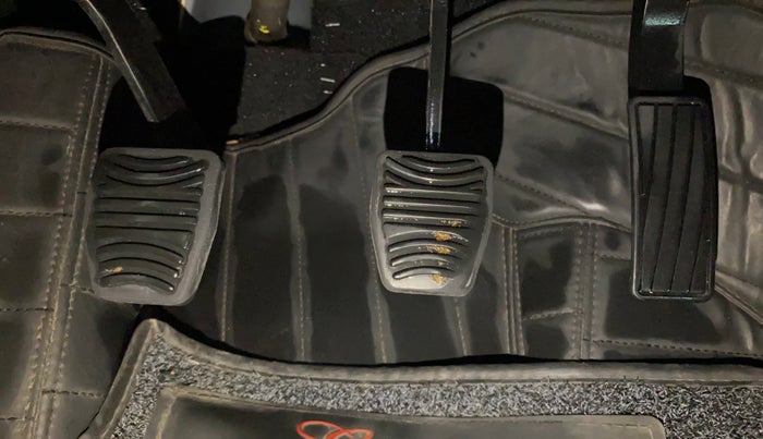 2022 Mahindra XUV700 AX 5 P MT 5 STR, Petrol, Manual, 52,998 km, Pedals