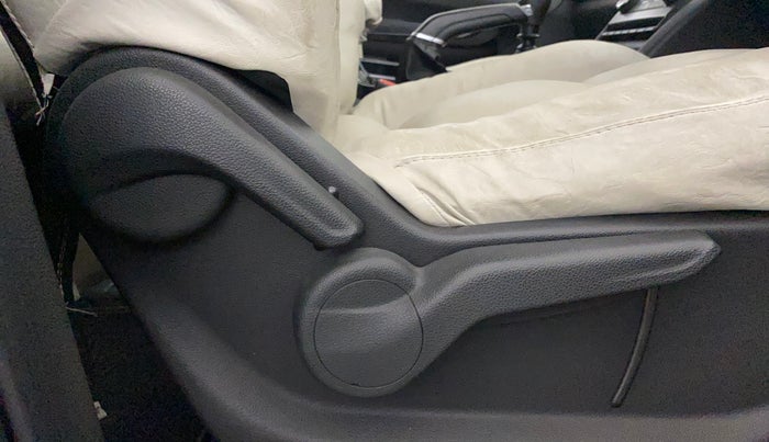 2022 Mahindra XUV700 AX 5 P MT 5 STR, Petrol, Manual, 52,998 km, Driver Side Adjustment Panel