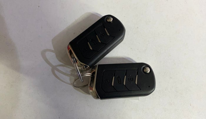 2022 Mahindra XUV700 AX 5 P MT 5 STR, Petrol, Manual, 52,998 km, Key Close Up