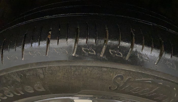 2022 Mahindra XUV700 AX 5 P MT 5 STR, Petrol, Manual, 52,998 km, Left Front Tyre Tread