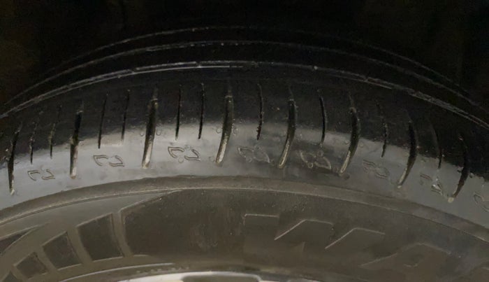 2022 Mahindra XUV700 AX 5 P MT 5 STR, Petrol, Manual, 52,998 km, Right Front Tyre Tread