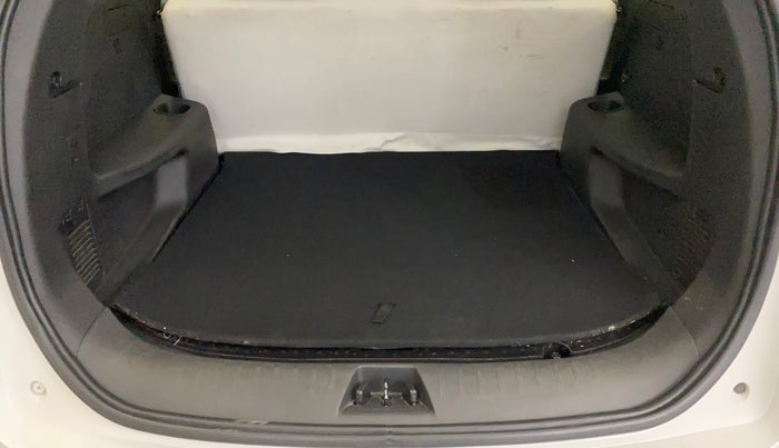 2022 Mahindra XUV700 AX 5 P MT 5 STR, Petrol, Manual, 52,998 km, Boot Inside